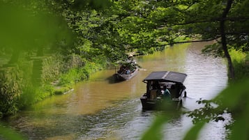 Une rivière où l’on peut naviguer, bordée de verdure.