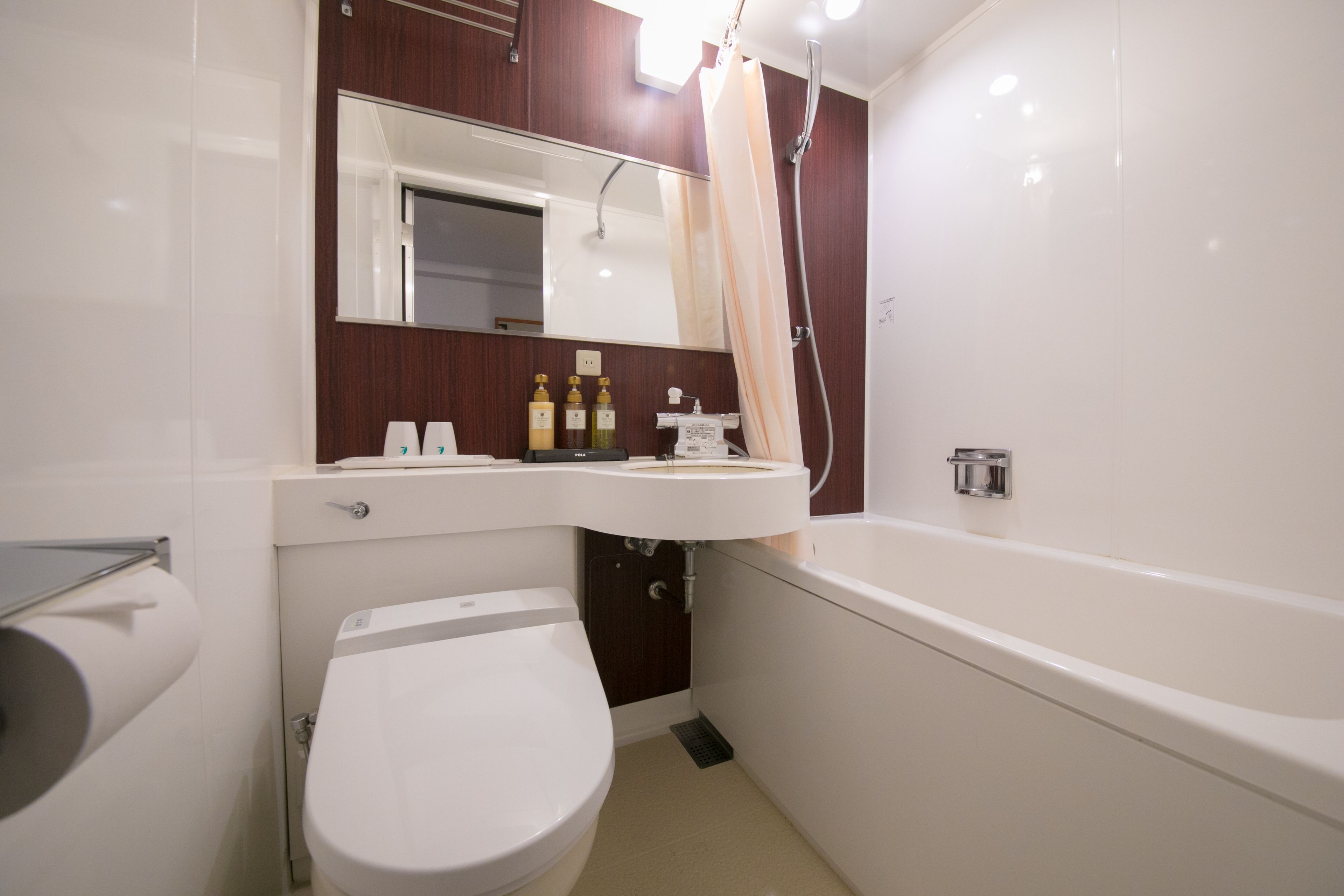 combined shower/bathtub, deep-soaking bathtub, free toiletries