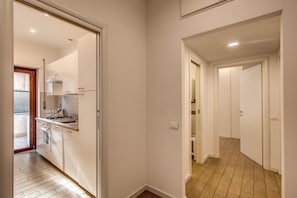 Deluxe-Apartment, 2 Schlafzimmer, 2 Bäder (Via Veio 80) | 1 Schlafzimmer, Bügeleisen/Bügelbrett, kostenloses WLAN, Bettwäsche