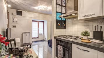 Departamento clásico, 1 habitación, cocina, planta baja (Via Cesena 22) | Cocina privada