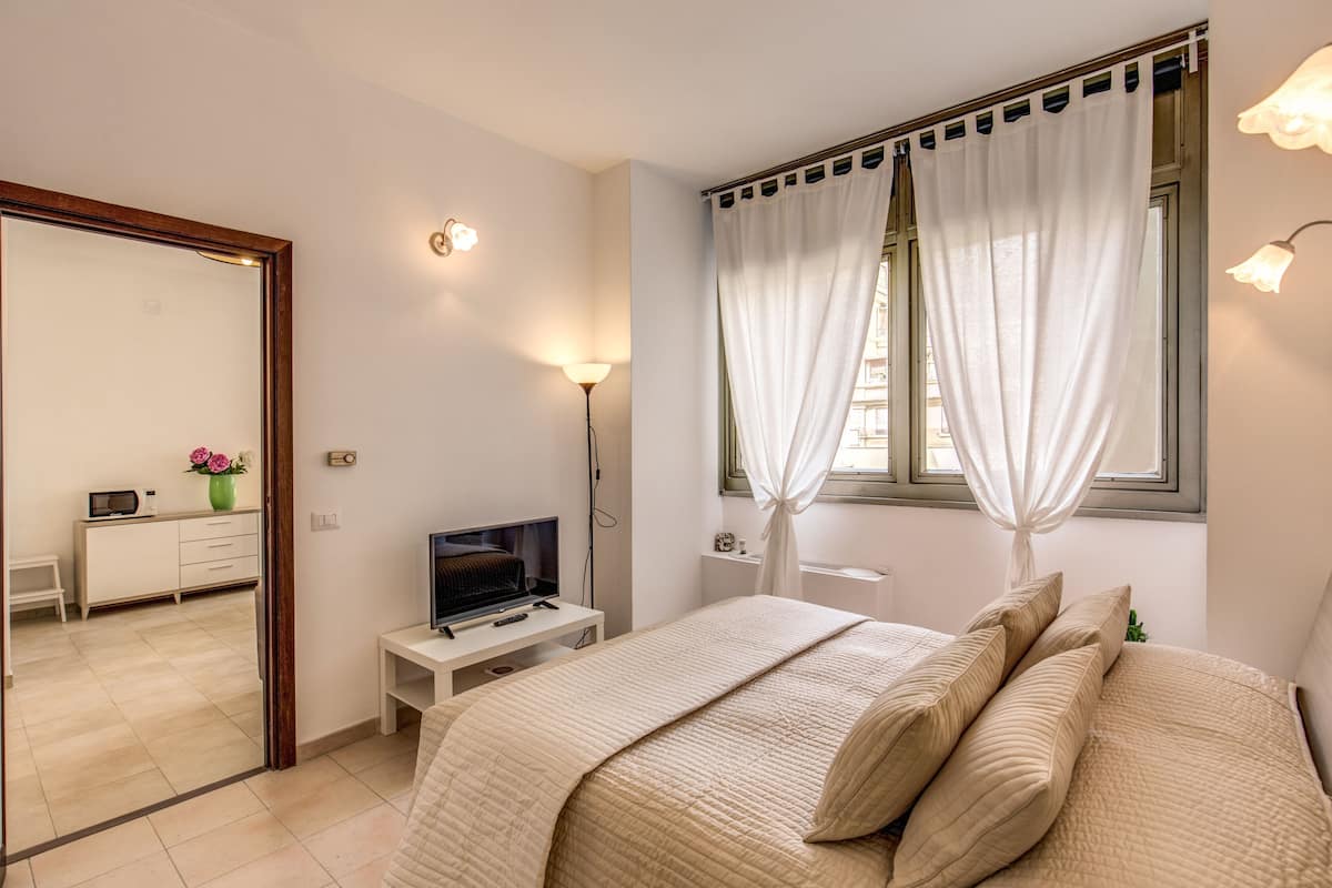 1 habitación, tabla de planchar con plancha, wifi gratis y ropa de cama