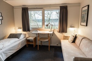 Escritorio, wifi gratis, muebles diferentes y ropa de cama 