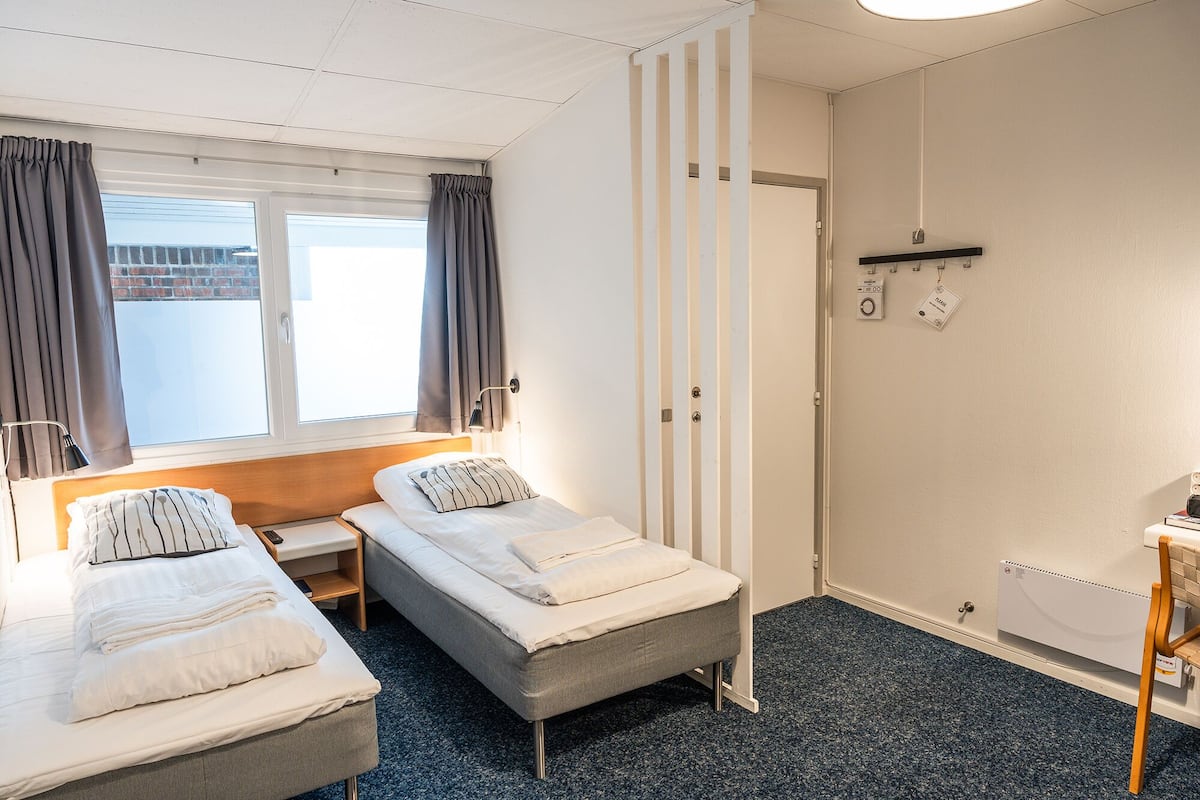 Tvåbäddsrum | Unika möbler, skrivbord, gratis wi-fi och sängkläder