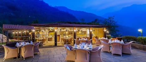 Café da manhã, almoço e jantar; culinária internacional 