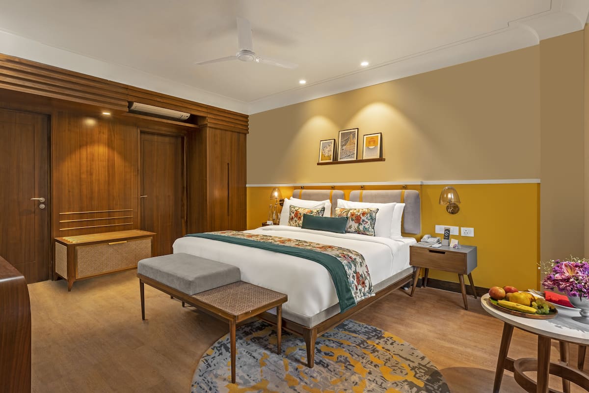 2 bedrooms, premium bedding, minibar, in-room safe