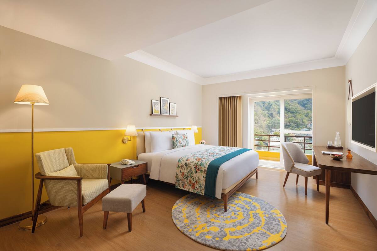Deluxe Royal Kids Suite (1 Queen Bed & 2 Bunk Beds) | Roupas de cama premium, frigobar, cofres nos quartos, escrivaninha