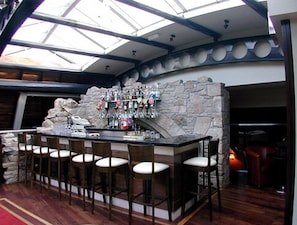 3 bars/lounges