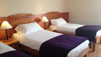 Zimmersafe, Schreibtisch, laptopgeeigneter Arbeitsplatz