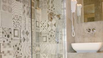 Shower, rainfall showerhead, free toiletries, hair dryer