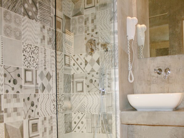 Dusche, Regendusche, kostenlose Toilettenartikel, Haartrockner