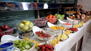 Un bufé con diversas frutas y verduras.