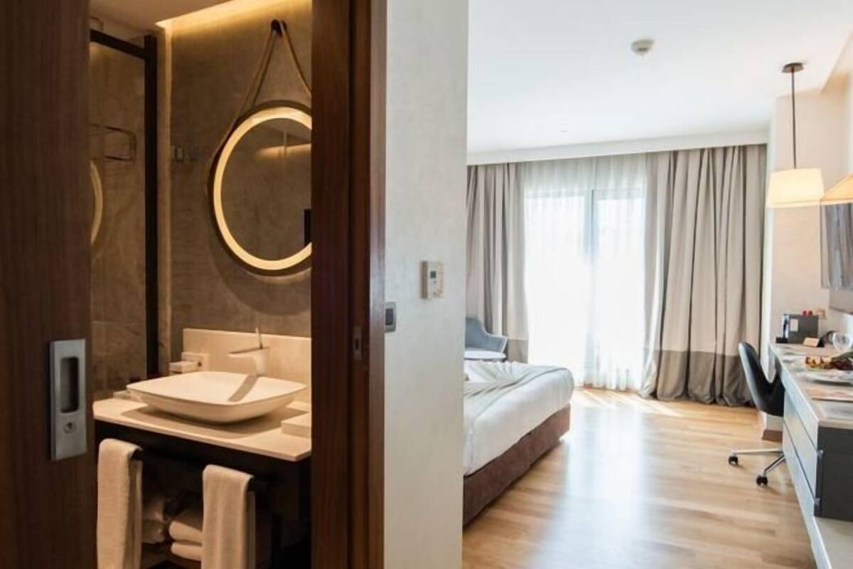 Frette Italian sheets, premium bedding, minibar, in-room safe