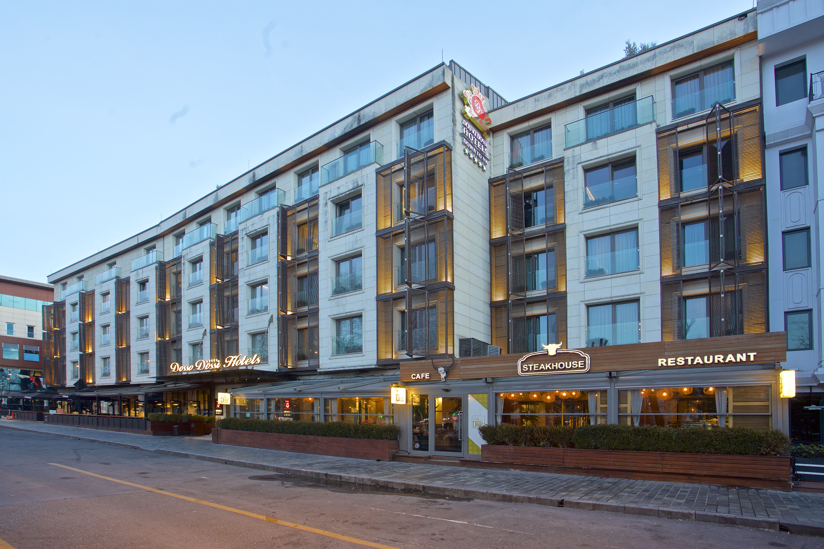 Ett hotell med flera våningar, där det finns ett kafé och en steakhouse på bottenvåningen.