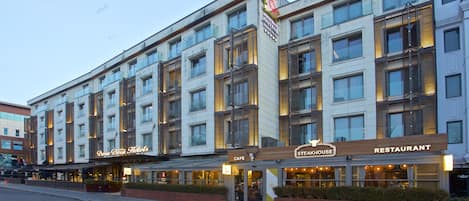 Ett hotell med flera våningar, där det finns ett kafé och en steakhouse på bottenvåningen.