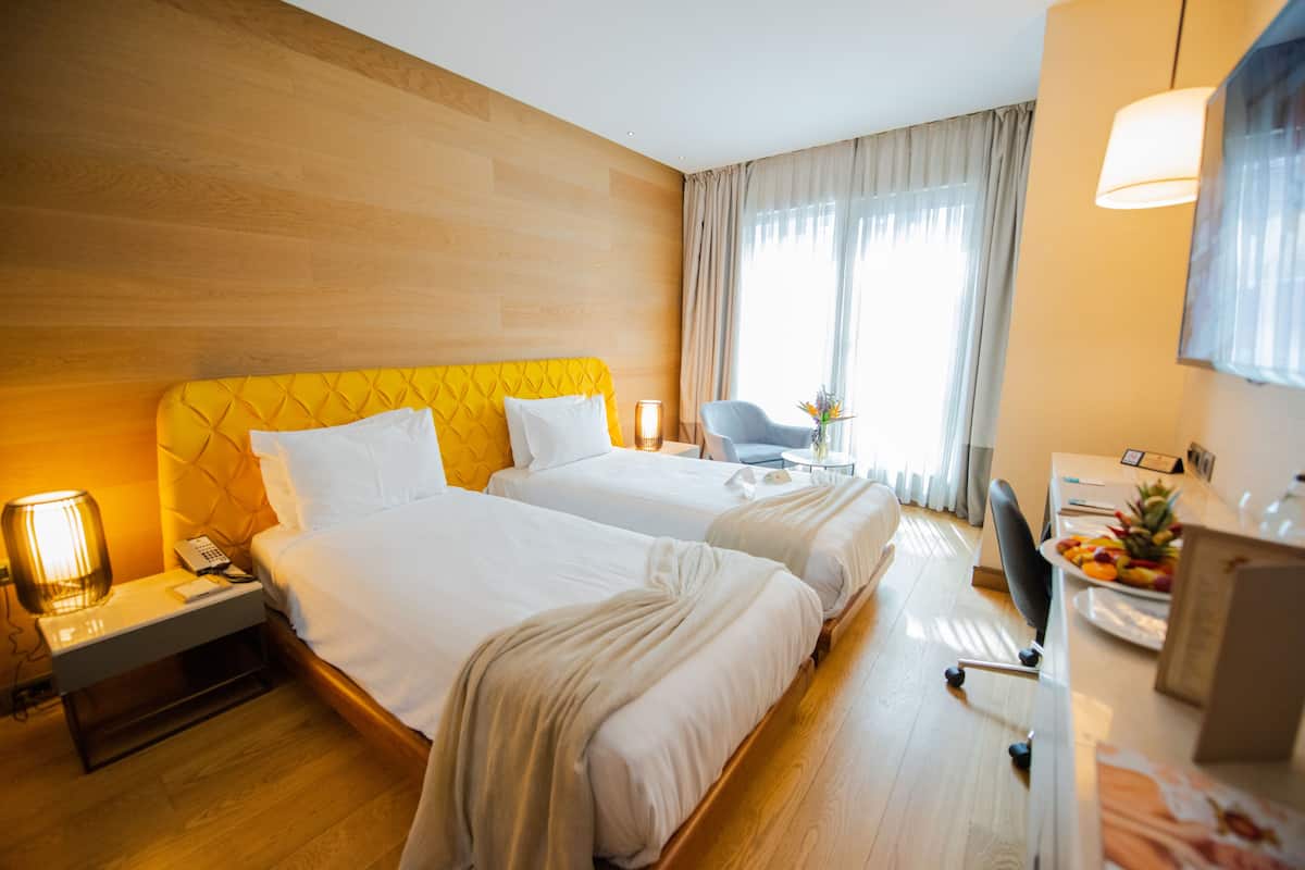 Habitación ejecutiva con 2 camas individuales, 1 habitación, vista a la ciudad | Sábanas italianas Frette, ropa de cama de alta calidad y minibar