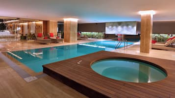 Innenpool, geöffnet von 10:00 Uhr bis 22:00 Uhr, Liegestühle