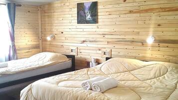In-room safe, soundproofing, free WiFi, bed sheets