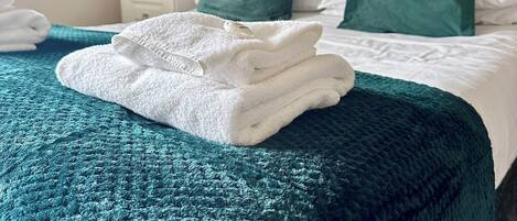 Double Room | 1 bedroom, desk, blackout drapes, free WiFi