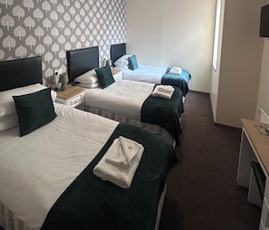 Basic Triple Room | 1 bedroom, desk, blackout curtains, free WiFi