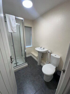 ベーシック スタジオスイート | デスク、遮光カーテン、WiFi (無料)、ベッドシーツ