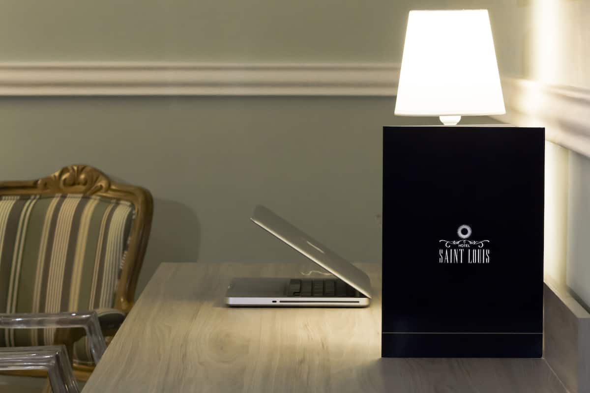 Minibar, coffres-forts dans les chambres, bureau, rideaux occultants