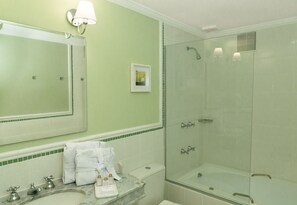 Artículos de tocador gratuitos, secador de pelo, toallas