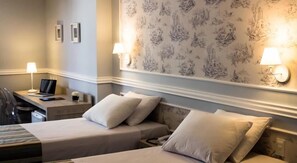 Minibar, caja de seguridad en la habitación y escritorio 