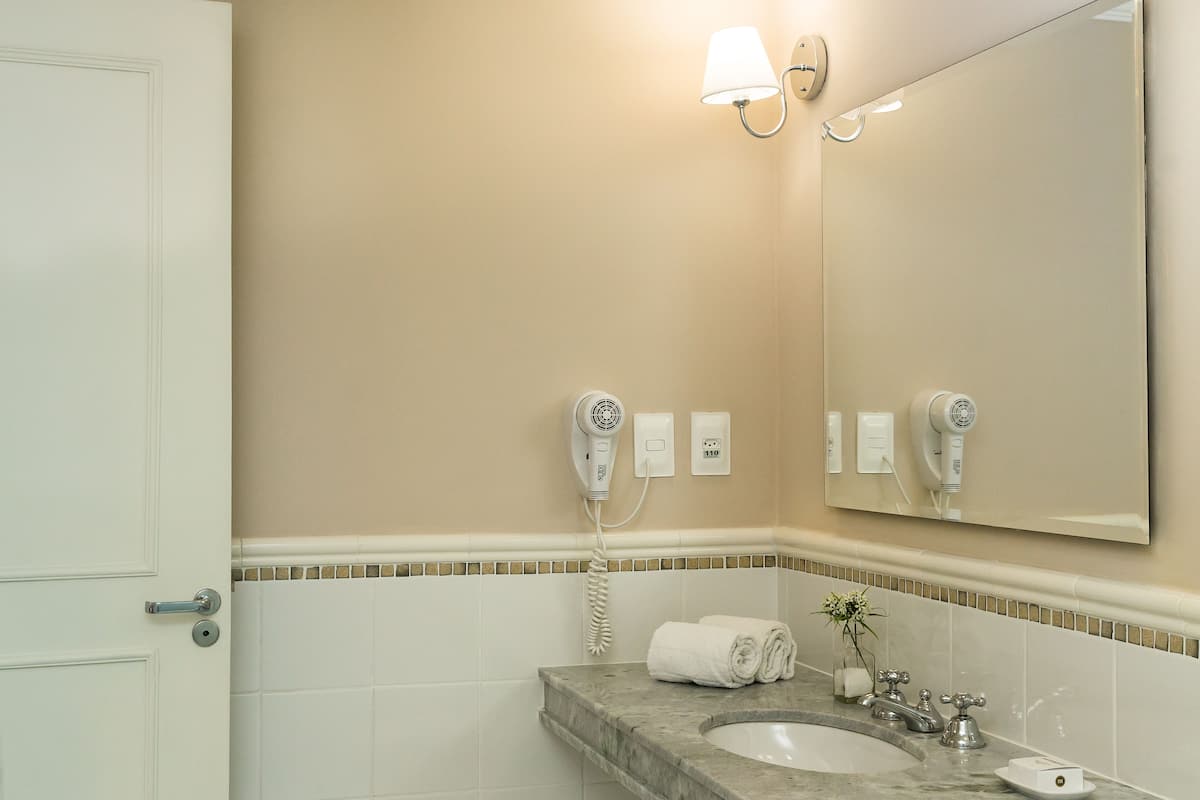 Articles de toilette gratuits, sèche-cheveux, serviettes fournies