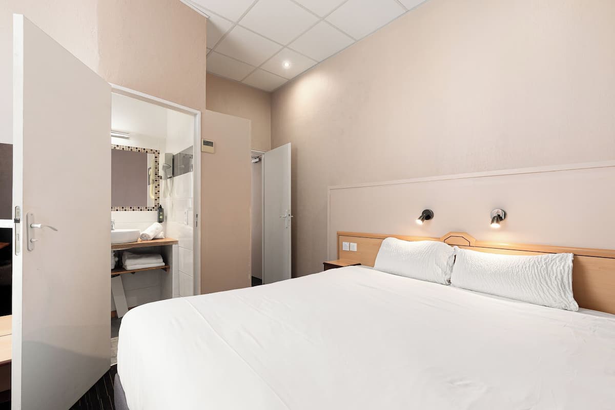 Family Room, City View | In-room safe, desk, blackout drapes, soundproofing