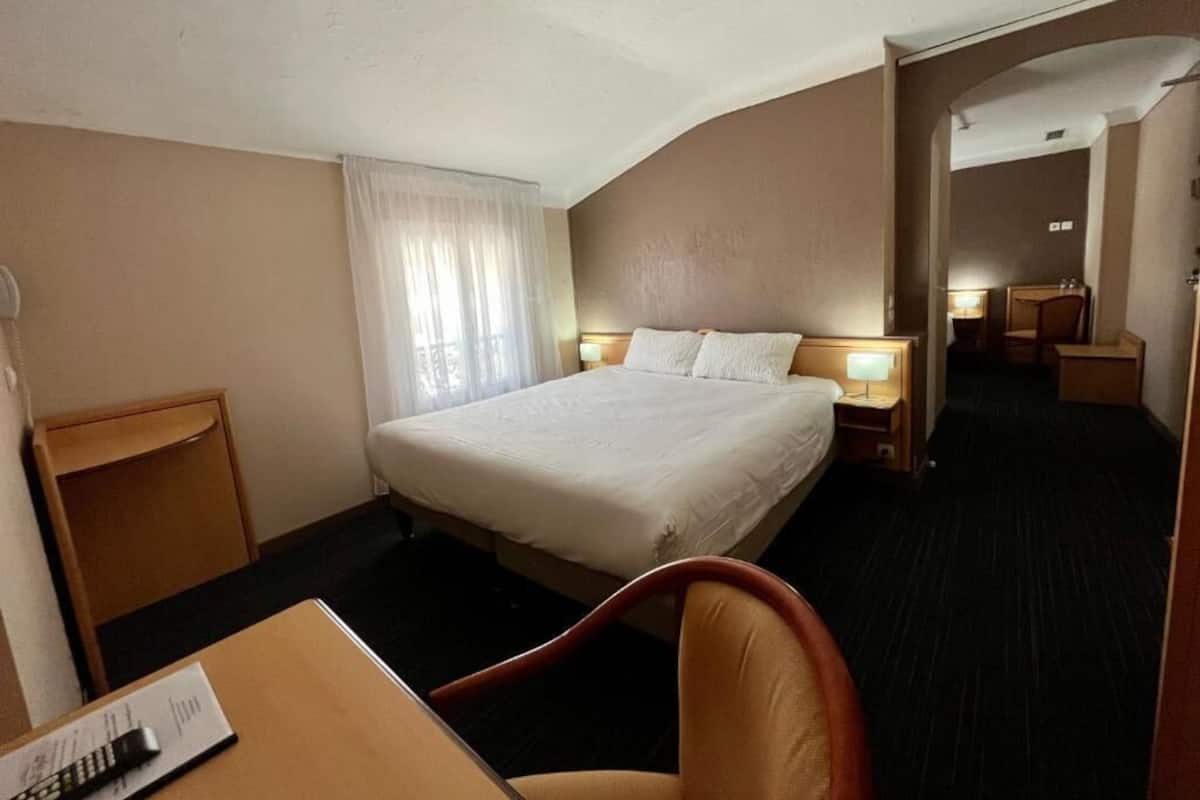 Family Room, City View | In-room safe, desk, blackout drapes, soundproofing