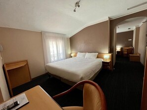 Family Room, City View | In-room safe, desk, blackout drapes, soundproofing - Hôtel Le Beau Séjour (Saint-Raphael)