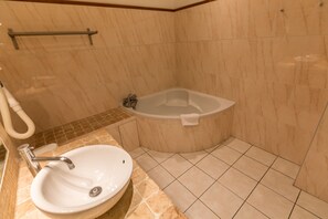 Family Room, Balcony | Bathroom | Free toiletries, hair dryer, towels - Hôtel Le Beau Séjour (Saint-Raphael)