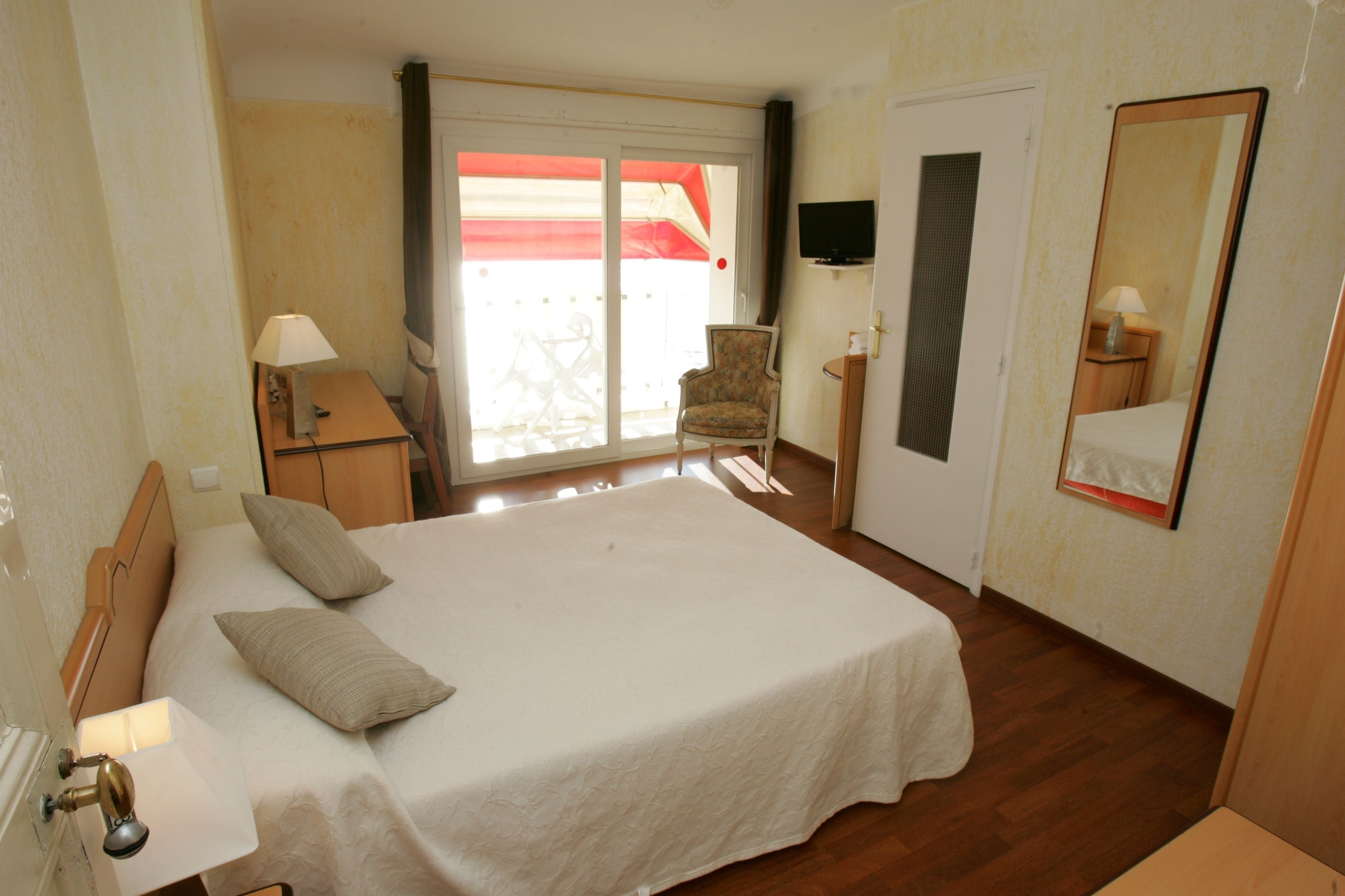 Kahden hengen standard-huone (yksi tai kaksi sänkyä), parveke | Tallelokero huoneessa, työpöytä, pimennysverhot, äänieristys