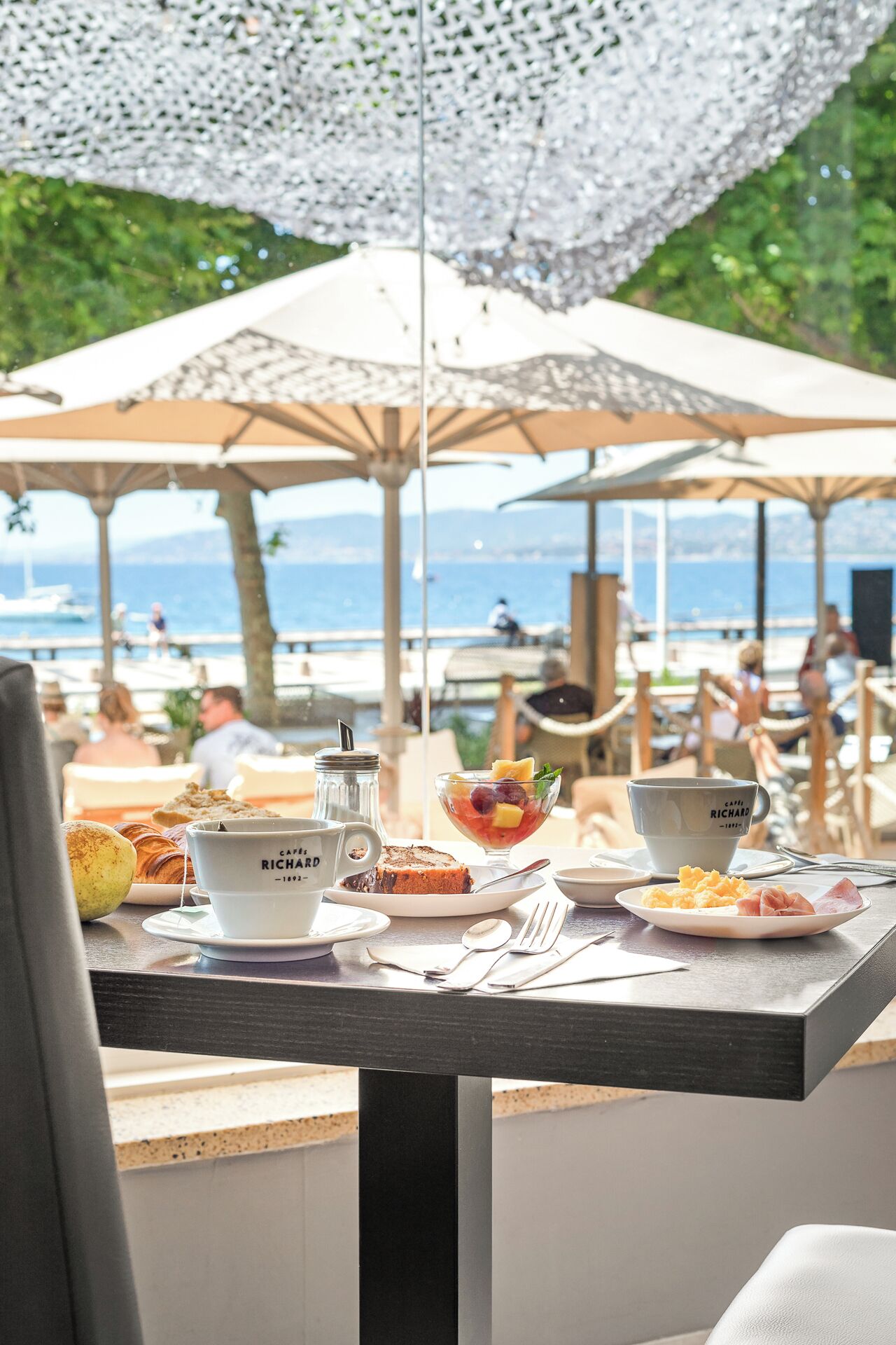 Petit déjeuner buffet servi tous les jours en supplément