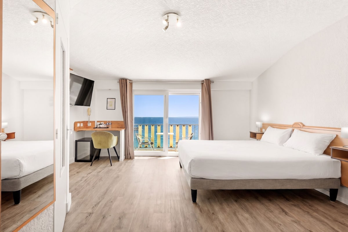 Superior Room, Balcony | In-room safe, desk, blackout drapes, soundproofing
