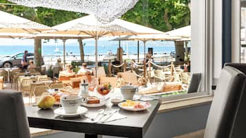 Café da manhã com buffet todos os dias mediante uma taxa