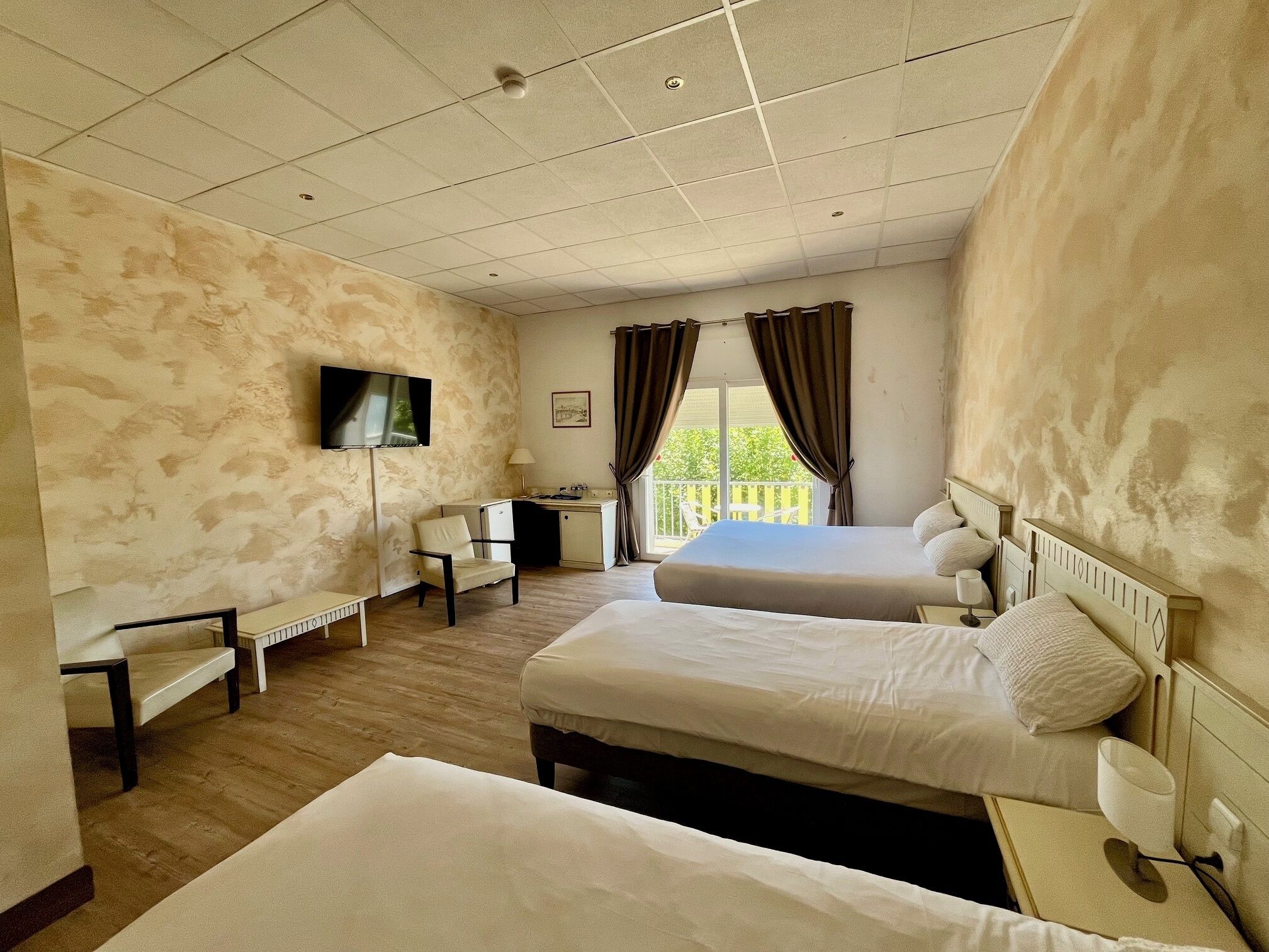 Perhehuone, parveke | Tallelokero huoneessa, työpöytä, pimennysverhot, äänieristys