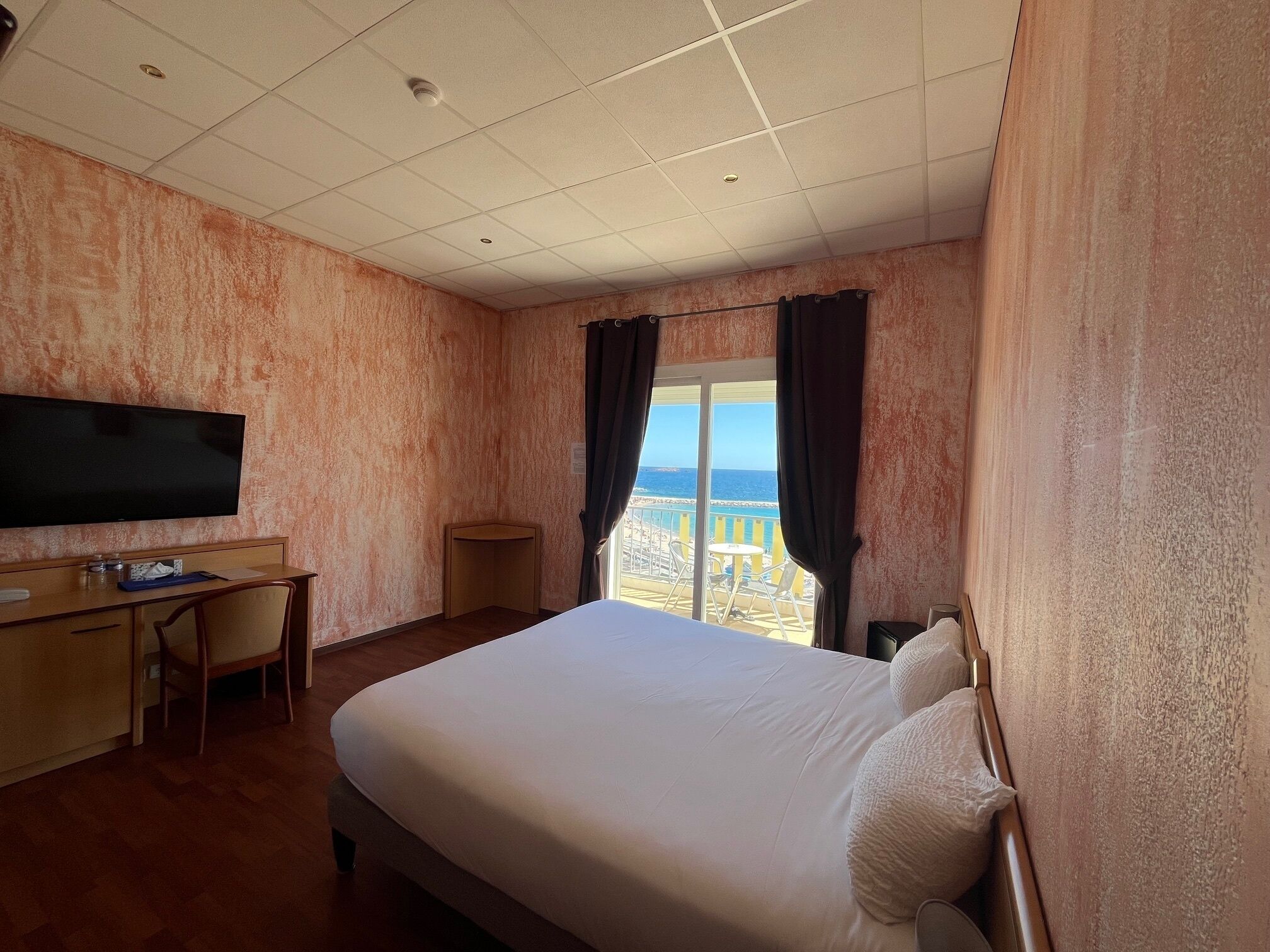 Superior-huone, parveke | Tallelokero huoneessa, työpöytä, pimennysverhot, äänieristys