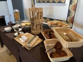 Daily buffet breakfast for a fee