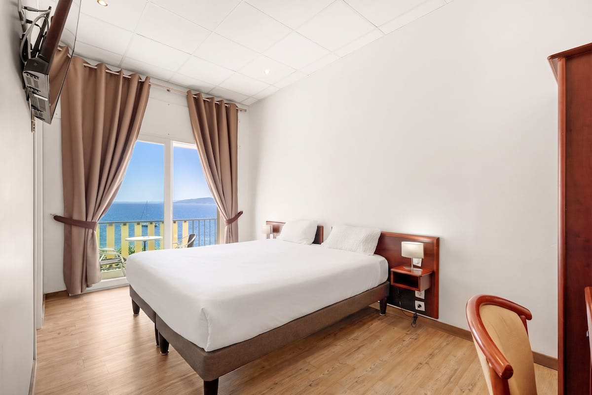 Standard Double or Twin Room, Balcony | In-room safe, desk, blackout drapes, soundproofing
