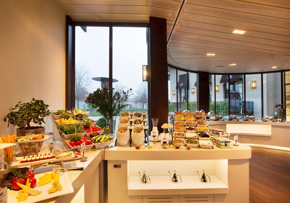 Esmorzar diari de cuina local gratuït 