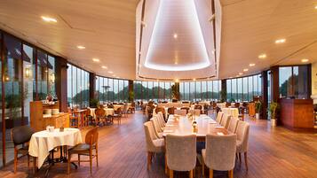 2 restaurants, breakfast, lunch, dinner served; Italian cuisine