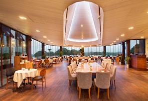 2 restaurants, breakfast, lunch, dinner served; Italian cuisine