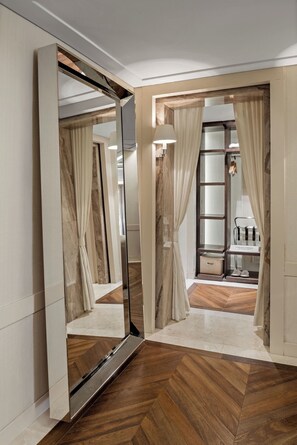 Junior Suite With Jacuzzi | Bathroom | Shower, rainfall showerhead, designer toiletries, hair dryer - Kemer Country Hotel (Eyup)