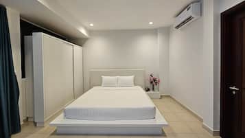 Deluxe Penthouse, 1 Bedroom, Balcony, Garden View | 1 bedroom, in-room safe, desk, soundproofing