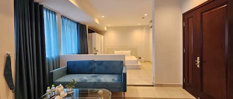 Àtic Deluxe, 1 dormitori, balcó, vistes al jardí | 1 dormitori, caixa forta a l'habitació i escriptori