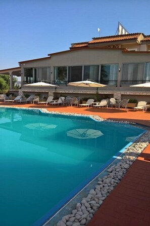 Outdoor pool, pool umbrellas, sun loungers