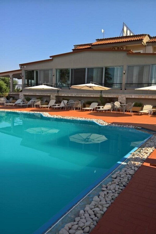 Outdoor pool, pool umbrellas, sun loungers