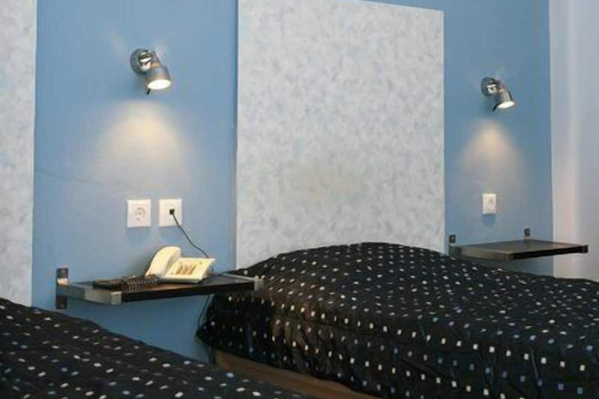 Triple Room | In-room safe, desk, free cribs/infant beds, rollaway beds