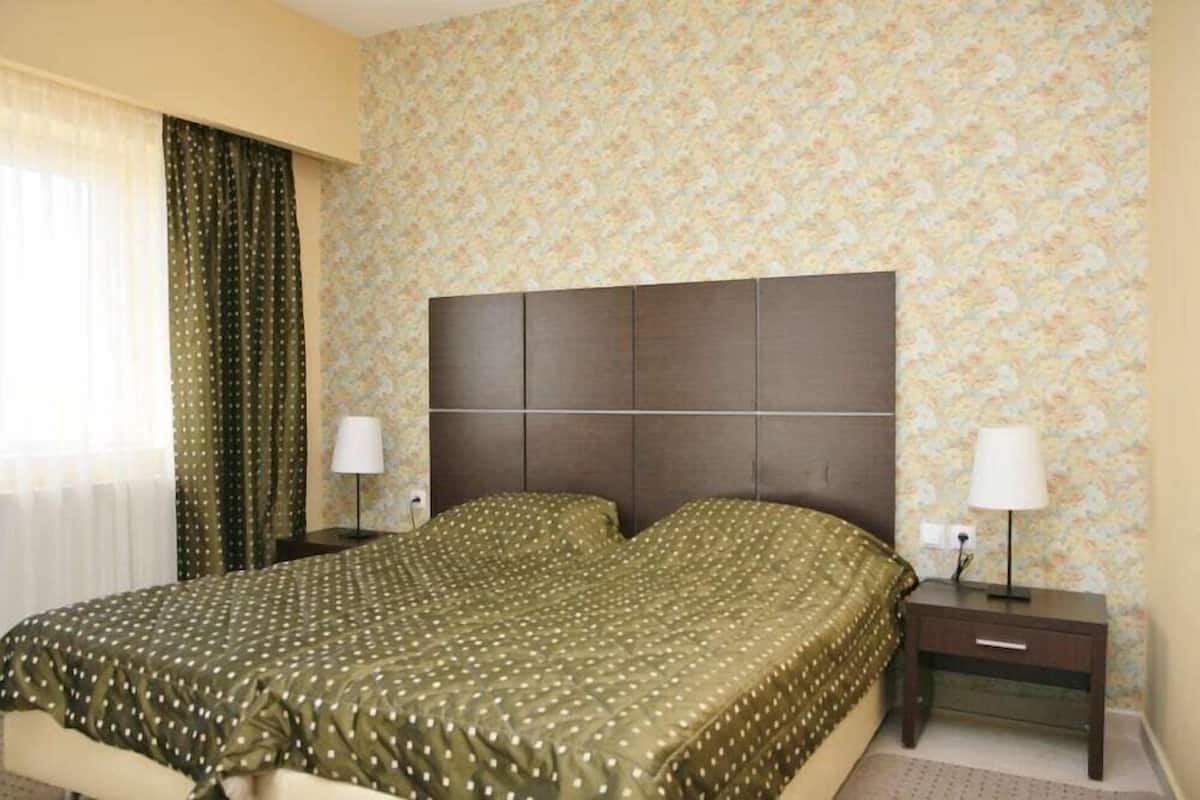 Een kluis op de kamer, een bureau, gratis babybedden, extra bedden